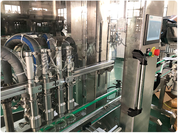 蒜蓉醬自動(dòng)灌裝生產(chǎn)線需要人工裝瓶嗎(圖2)