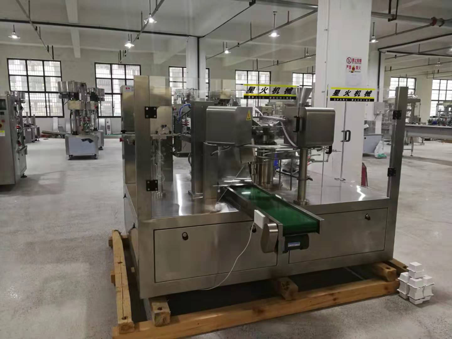 全自動給袋式醬料包裝機實現(xiàn)自動化、智能化(圖1)