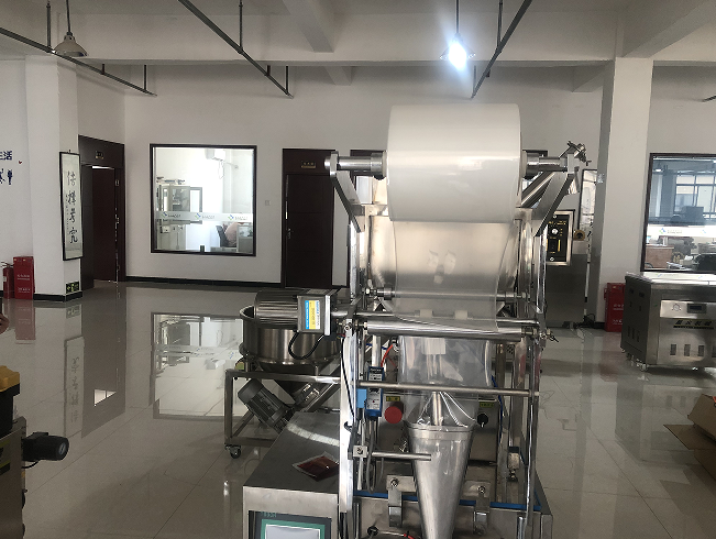 辣椒油食品包裝機-全自動辣椒油生產線設備人性化服務(圖1) 辣椒油食品包裝機-全自動辣椒油生產線設備人性化服務(圖1)