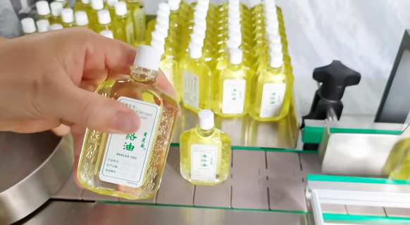 多品類兼容!自動灌裝旋蓋生產線成紅花油、風油精企業新選擇(圖3) 多品類兼容!自動灌裝旋蓋生產線成紅花油、風油精企業新選擇(圖3)